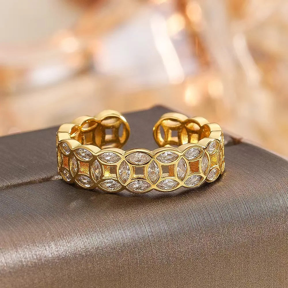 A coin ring for women: a light luxury, high-end, and stylish ring featuring inlaid zirconia and an openable design.