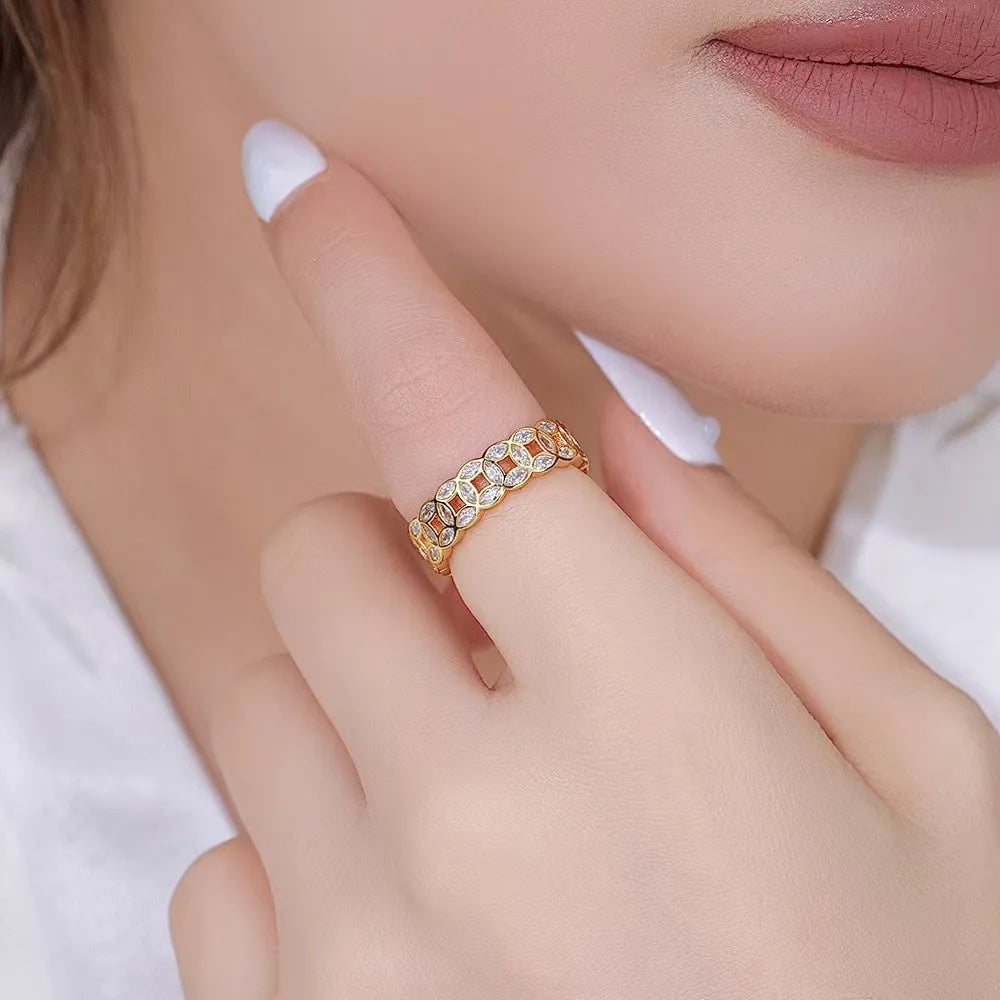 A coin ring for women: a light luxury, high-end, and stylish ring featuring inlaid zirconia and an openable design.
