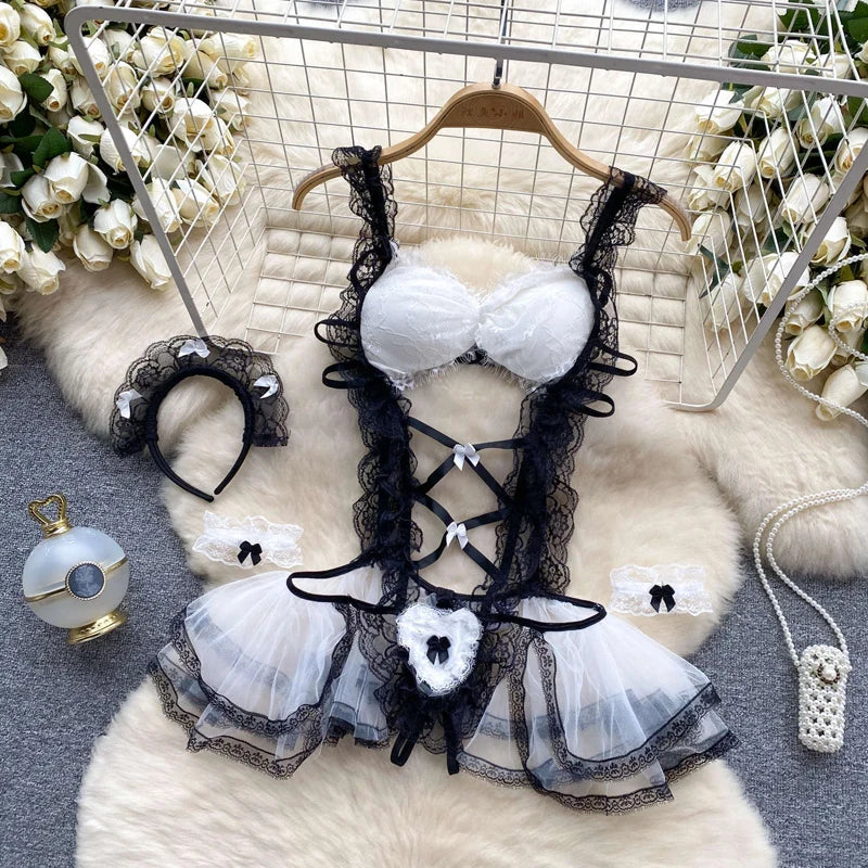Women's Lace Bra & Panty Set — Lingerie Outfit with Suspenders