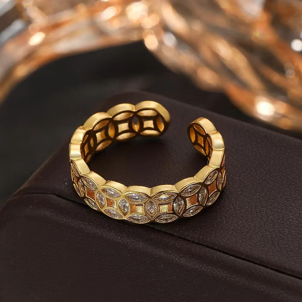 A coin ring for women: a light luxury, high-end, and stylish ring featuring inlaid zirconia and an openable design.