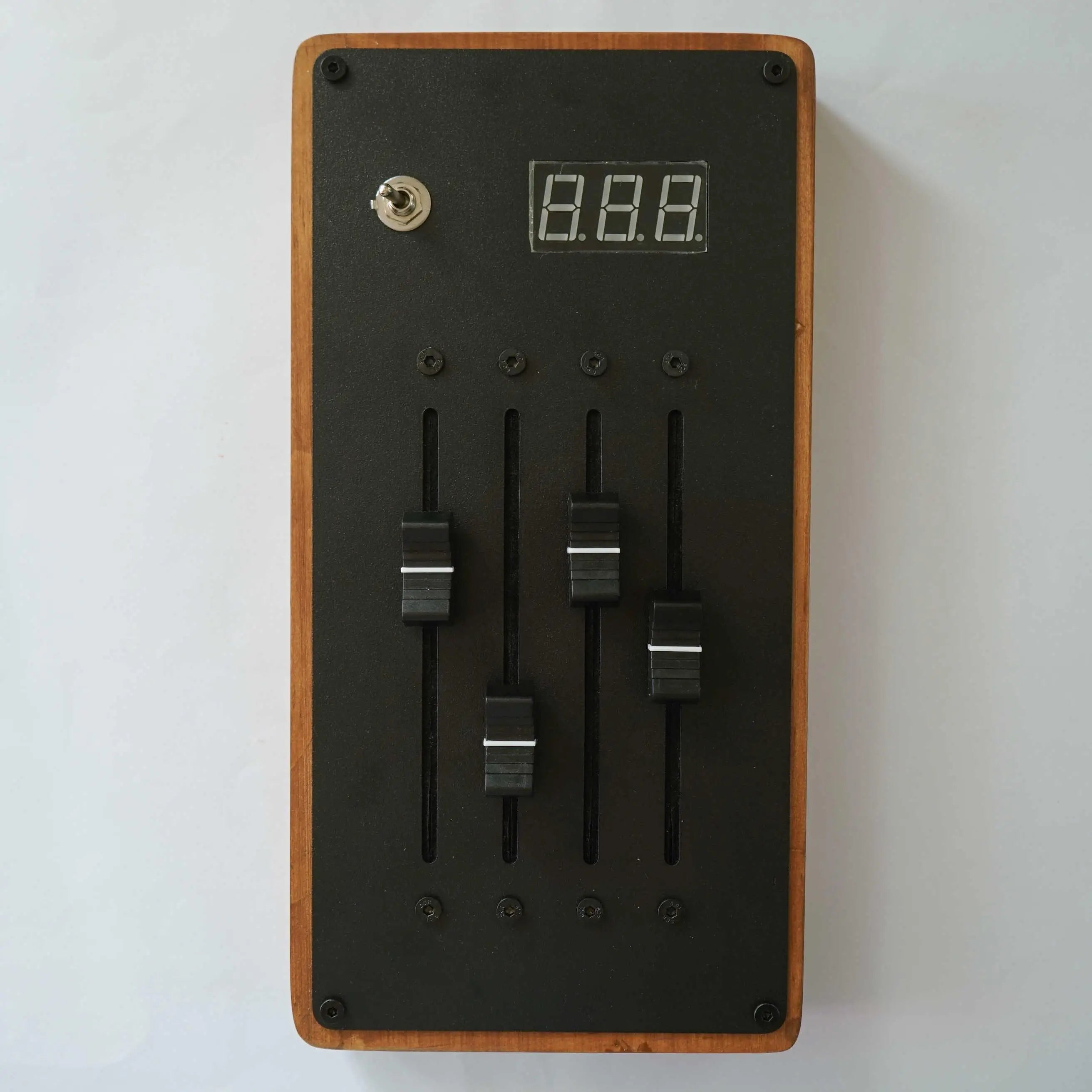 EM-4 Four tracks 12-channels MIDI controller Mixer automatically maps volume faders Mixing console unlimited page turning