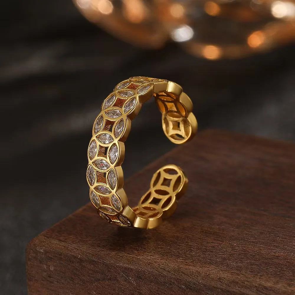 A coin ring for women: a light luxury, high-end, and stylish ring featuring inlaid zirconia and an openable design.