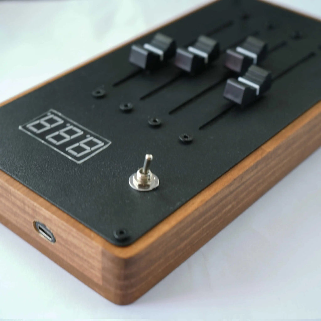 EM-4 Four tracks 12-channels MIDI controller Mixer automatically maps volume faders Mixing console unlimited page turning