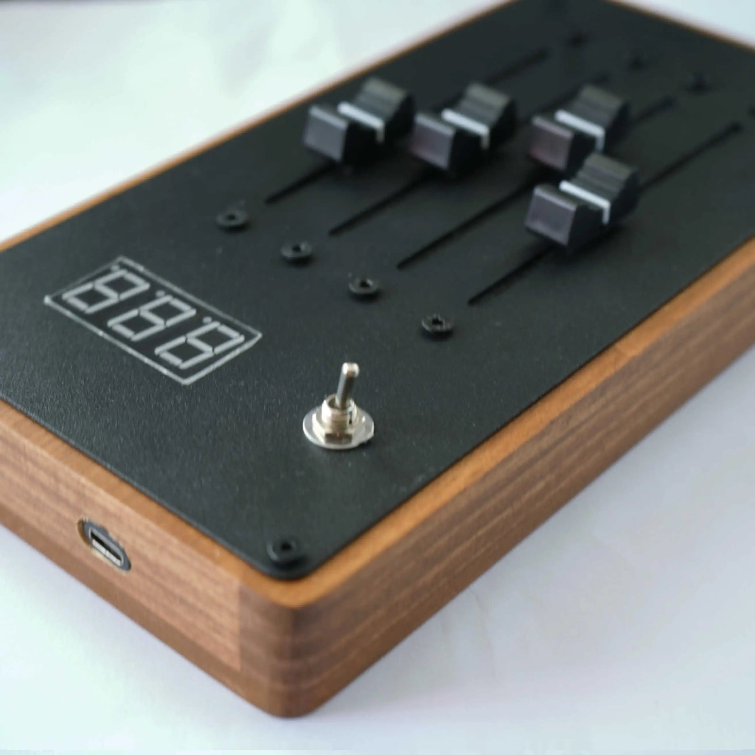 EM-4 Four tracks 12-channels MIDI controller Mixer automatically maps volume faders Mixing console unlimited page turning