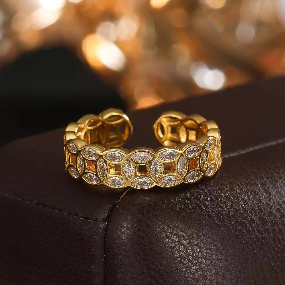 A coin ring for women: a light luxury, high-end, and stylish ring featuring inlaid zirconia and an openable design.