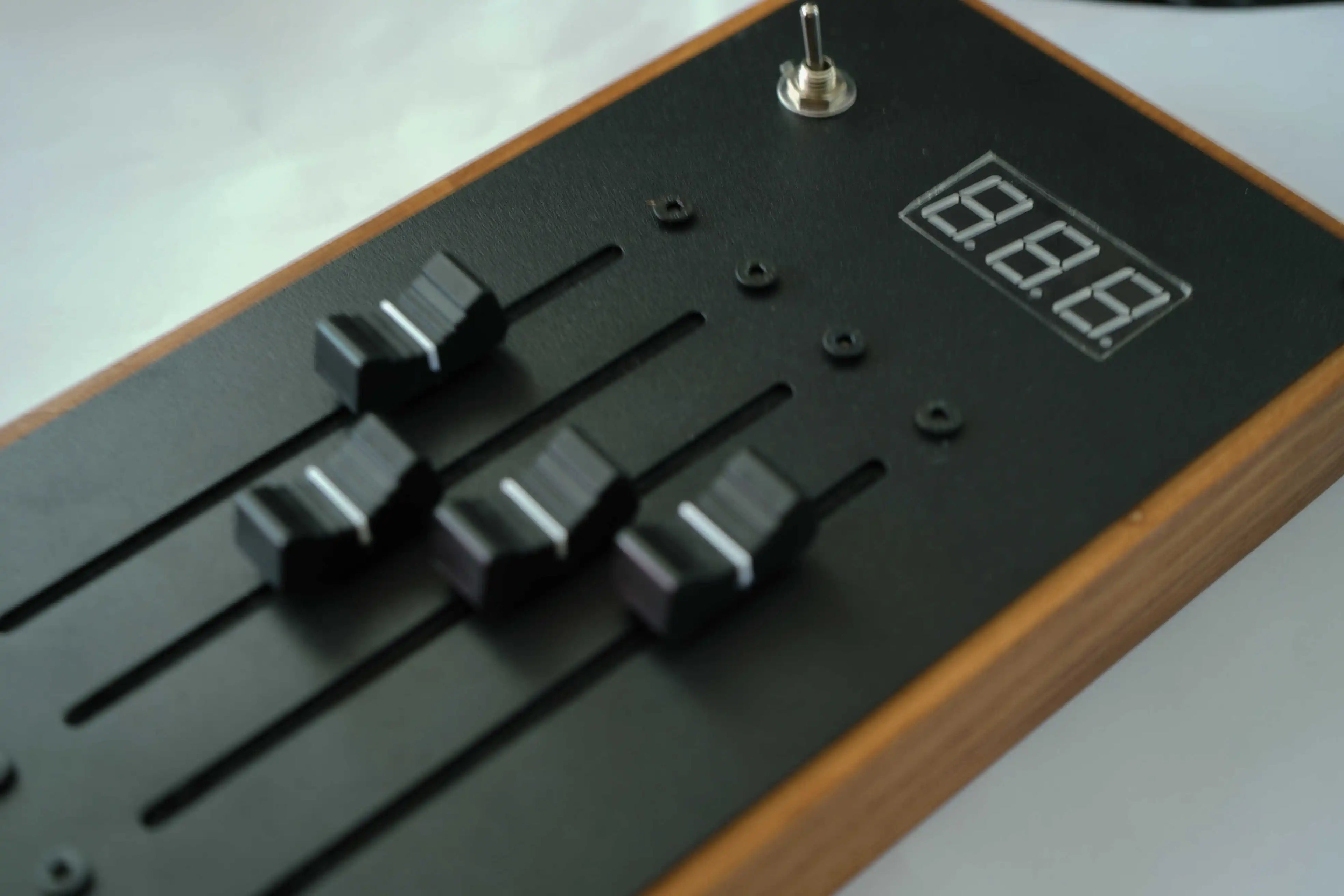 EM-4 Four tracks 12-channels MIDI controller Mixer automatically maps volume faders Mixing console unlimited page turning